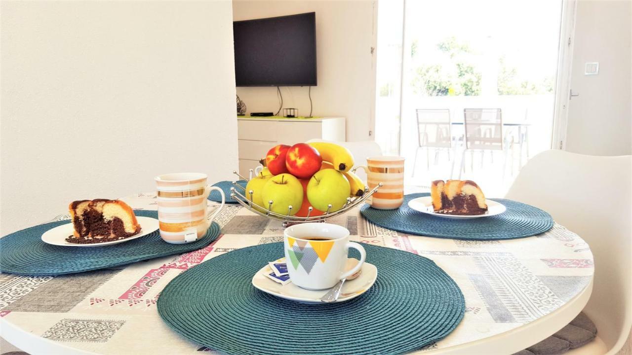 Apartment Svilan - Terrace With Sea View And Nature Zečevo Kültér fotó