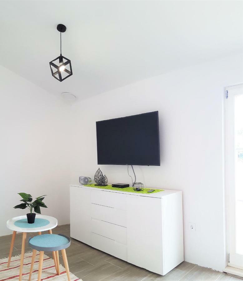 Apartment Svilan - Terrace With Sea View And Nature Zečevo Kültér fotó