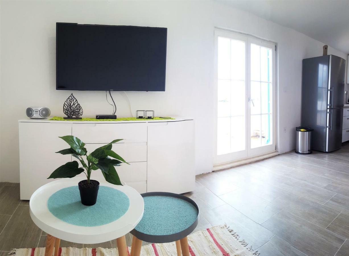 Apartment Svilan - Terrace With Sea View And Nature Zečevo Kültér fotó