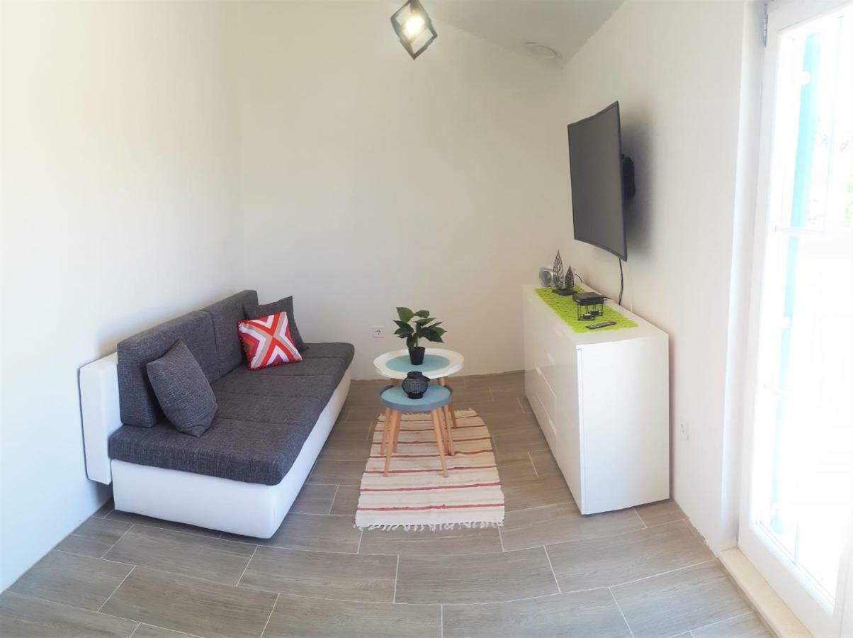 Apartment Svilan - Terrace With Sea View And Nature Zečevo Kültér fotó